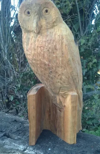 sculpture-bois-tronc-jardin.webp